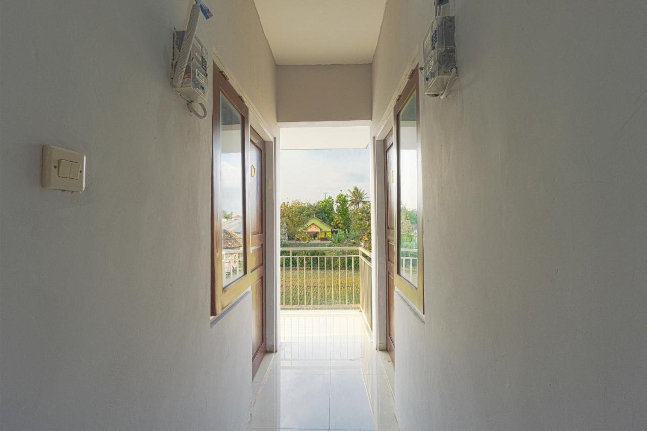 מלון Ngabean Oyo 1542 Yessy Mansion מראה חיצוני תמונה