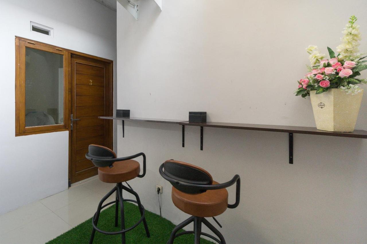 מלון Ngabean Oyo 1542 Yessy Mansion מראה חיצוני תמונה