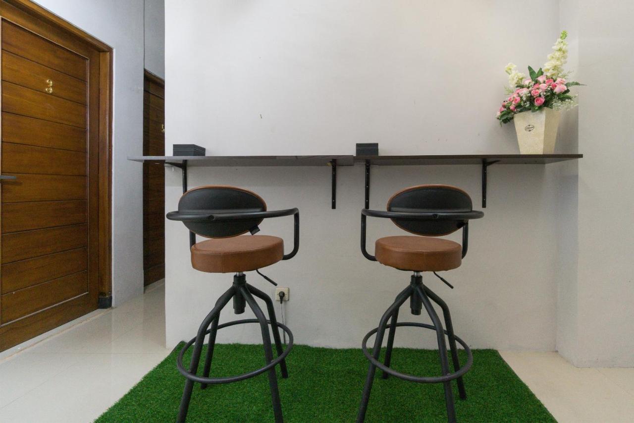 מלון Ngabean Oyo 1542 Yessy Mansion מראה חיצוני תמונה