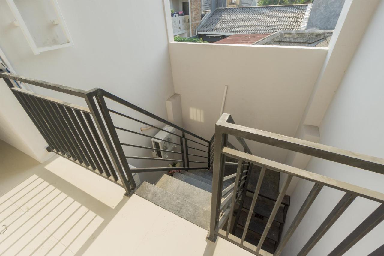 מלון Ngabean Oyo 1542 Yessy Mansion מראה חיצוני תמונה