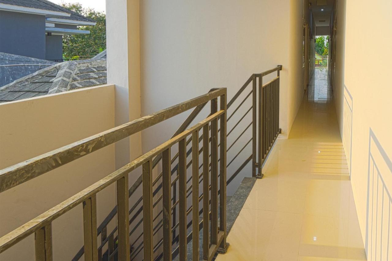 מלון Ngabean Oyo 1542 Yessy Mansion מראה חיצוני תמונה